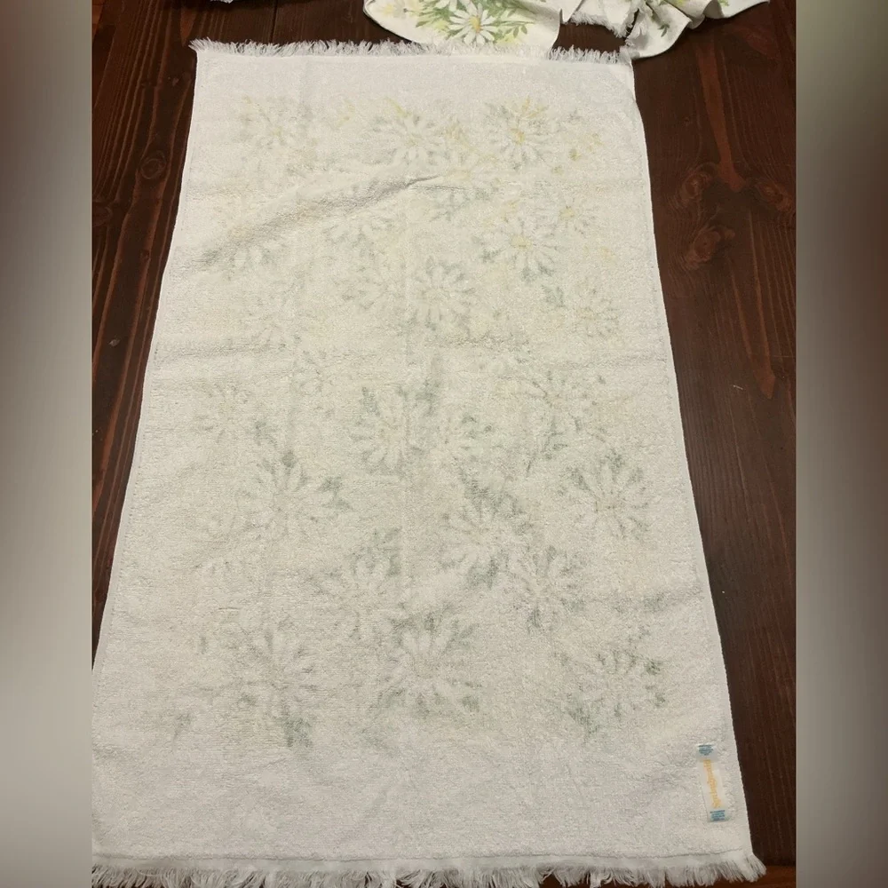 Vintage Set of Springmaid Bath Towels Each measure - Picture 5 of 14